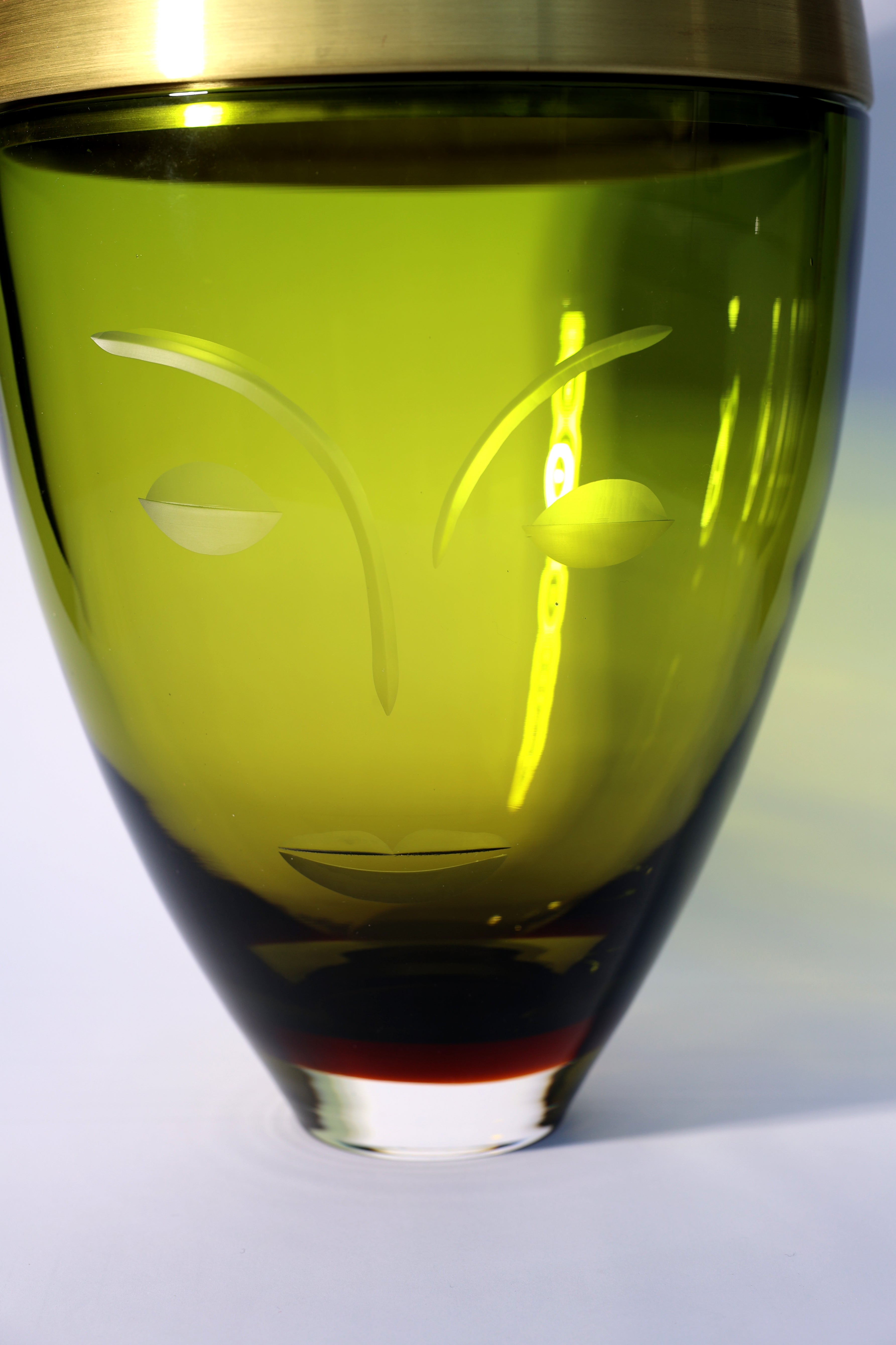 MUSE VESSEL | Classic Vessel with figurative glass cutting